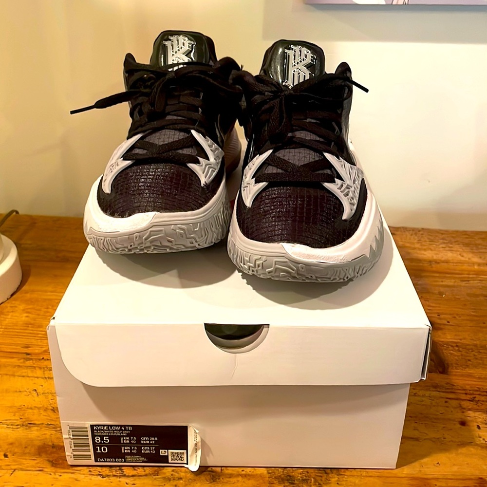 Like new Kyrie low 4TB with box size 8.5. Worn for only a few times by my son.